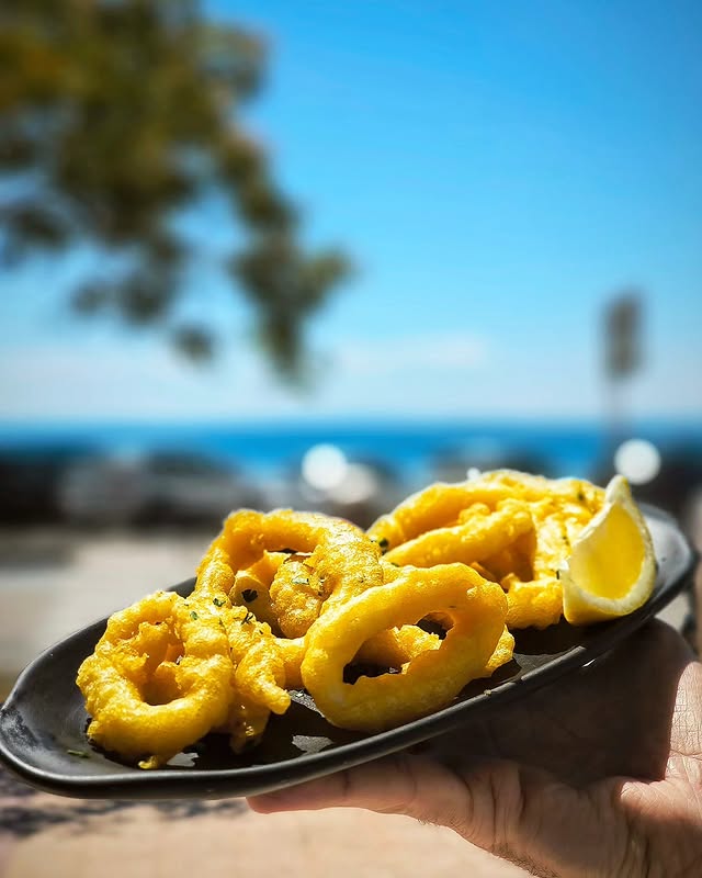 Calamares a la romana con vistas al mar en Casa Paco, Roses